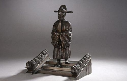 Figure 12 : Sculpture en bronze à patine brune représente un noble annamite (Mandarin)