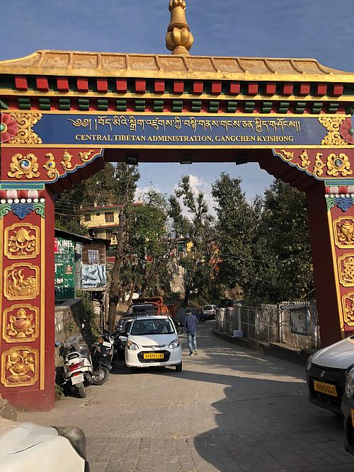 Gouvernement tibétain en exil, portail d'entrée, Dharamsala (Himachal Pradesh), 2022. Crédit : Françoise Robin