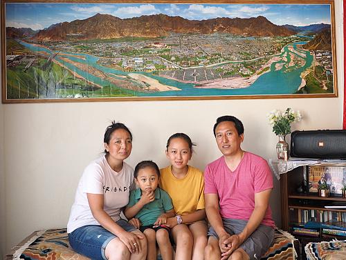 Tenpa Nyima et sa famille, sous une vue de Lhasa, Le Kremlin-Bicêtre, 2021. Crédit : DR