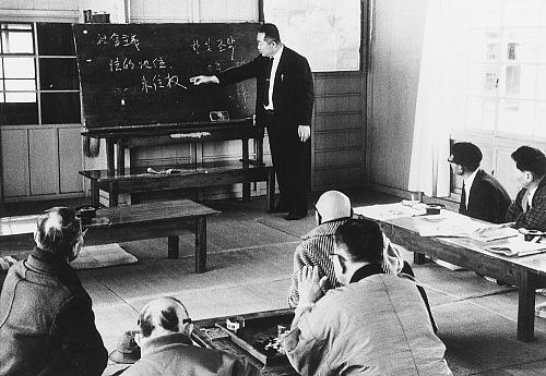Une séance de travail sur les droits des Coréens, cours dispensé en japonais et en coréen, léproserie Kikuchi keifū-en, vers~1966. Crédit~: Cho Kŭnjae 趙根在, Musée national de la maladie de Hansen 国立ハンセン病資料館 